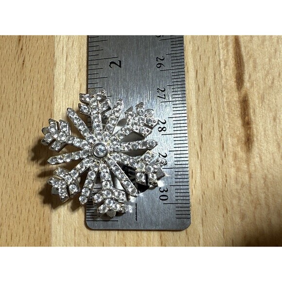 Vintage Christmas Brooch SNOWFLAKE Pin Crystal Silver Tone Signed Monet 1.5 in - Picture 5 of 8